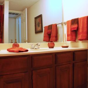 Standard single vanity bathroom at Tonti Lakeside